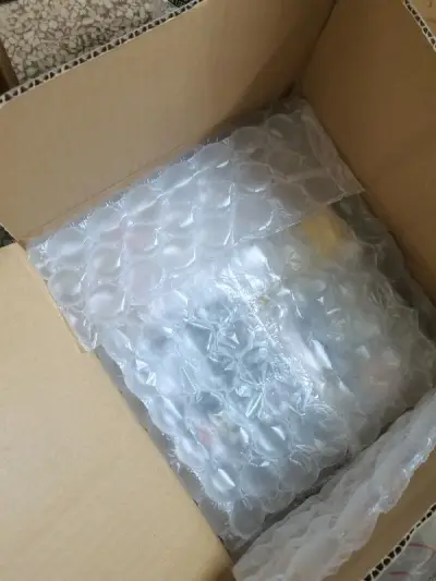 这一箱东西其实还蛮多的哈哈哈，但是最近快递好给力哦，下单到送到我手上大概花了半个月左右，反正真的很快啦，打开还是满满安全感，拆箱好快乐哈哈