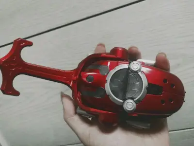 出自假面骑士甲斗TV，该变身器以生物昆虫系为主，不同于以往的腰带风格。穿梭于时间之中，打败异虫，拯救世界。