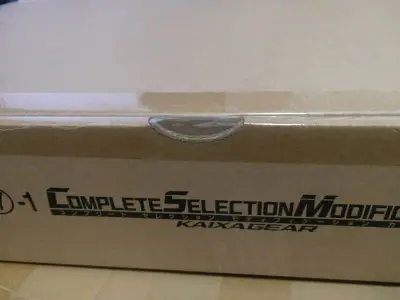 出自平成假面骑士faiz TV，该剧是副骑，人设相当讨厌，但是由于该产品比较全面，拥有光剑的凯撒是无敌的。