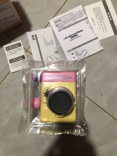 这个拍立得太可爱了！就是配套的手持闪光灯不知道哪里可以买到，刷到这个拍立得的时候就很激动直接买下啦，太可爱了，这个dv就是顺带的啦。