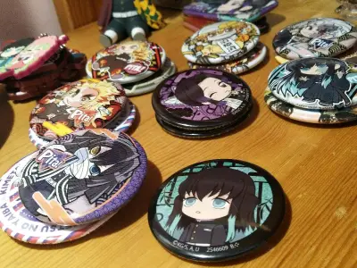 第一次使用挖煤姬没想到会这么顺利！之前听别人说快递会丢失什么的，也没有发生。非常好的初体验 ，吧唧的状态也都很好！之后还会继续使用的，很多都是好价