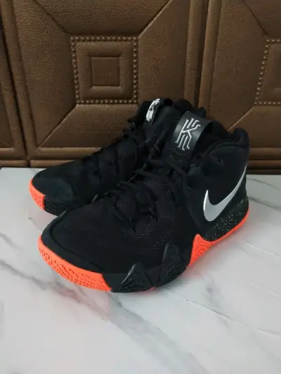 正品kyrie 4 黑橙泼墨42.5 整体成色很新 鞋面鞋帮完好 无磨损 破损等状况 原鞋底几乎无磨损 气垫完好 上脚感舒适 包裹性好 实战神鞋