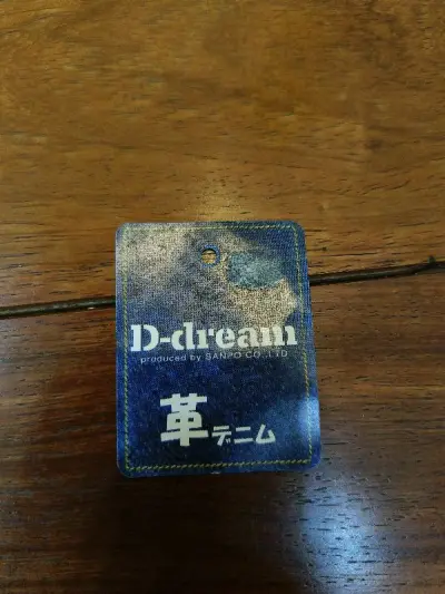 特别小特别可爱的包包，只有20厘米大，刚刚好放下手机，有可以拴链子的地方，我要赶紧给它配个肩带就可以背出去啦。