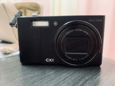 相机已经买到并且收到货啦，整体感觉不错，除了卖家说的屏幕问题外，成色都比较新，所有物品比较齐全，就是说明书比较重然后导致邮费比较贵，以后可以不要说明书哦～