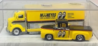 月亮眼，我收藏路线之一，非常可爱醒目的一种涂装，大部分刷色主体为扎眼的黄色为主体，搭配上品牌的两只眼睛logo非常经典，出现在各种赛车已经周边产品上面，本次买到的是一款水晶棺的双车组，虽然外包装丢失，还有皮筋腐蚀的痕迹，但阻挡不了我对它的喜欢！