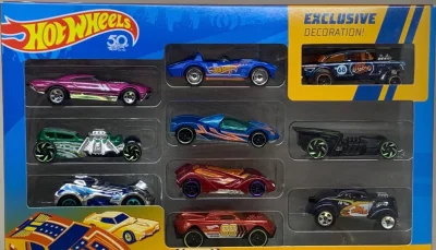 亚马逊限定十连包，因为年代久远，以及没有国行上过的存在，异常难找，也算是功夫不负有心人，每天没事刷刷挖煤鸡，让我蹲到了，虽然是十连包，相必都是为了那台独占刷色的雪佛兰bel air吧，其余九台都是凑数的，美泰你是懂营销配货的，割韭菜这块拿捏的死死的，到手品相非常好，...