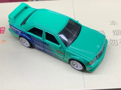 虽然有了，但是看到好价还是忍不住再买了一台，万一玩坏了有台备用的嘻嘻，涂装是我最喜欢的飞劲轮胎，青色底搭配蓝色的拉花极具速度感，不愧是做轮胎的，可惜的是这台刷色车顶没有拉花，美泰偷懒了！过分！下次记得补上！