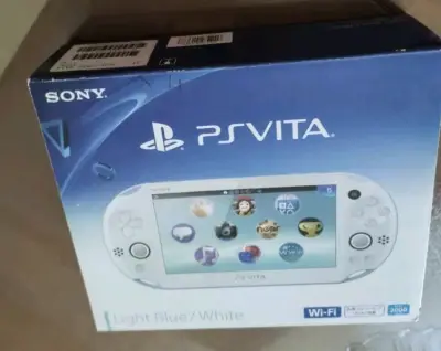 psvita-2000蓝白拼色，真的非常漂亮的颜色，雅虎日拍上淘的，卖家描述真实，成色非常好，特别满意的一次购物！
