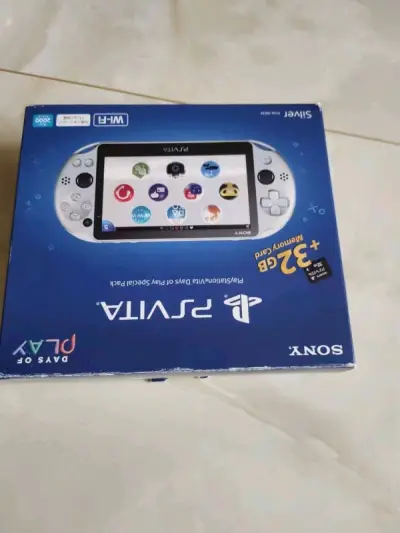 psvita-2000日本限定金属银，算是psv2000最后的配色吧，机子成色可以说是完美，真的非常不错！