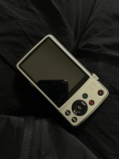 为什么说就算安全下车呢 也我只检查了一台有电池的相机 别的两台还没有开机 
卡西欧这台相册里还有照片 18年都还在使用的相机
美能达这台胶片机?️ 外观很新 还没买胶片和电池 胶片仓有点污渍 价位很好40rmb就是运费挺贵的1210日元 这台是我最没想到的 平均下来...