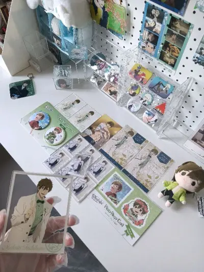 包装依旧很好，小丑娃特别可爱啊啊我的妈啊?没有手打樱花妹的手写纸条有点桑心没关系(=^▽^=)普罗米亚吧唧的状态不太好，基本每个都有锈，但是纸片特别好看，状态也挺好喜欢喜欢！