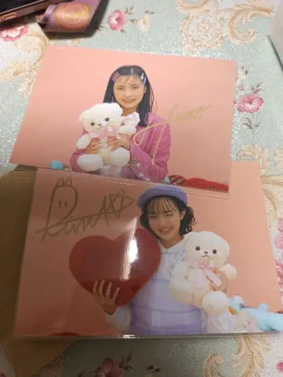 打开包装 很多泡沫纸垫着！物件都四角尖尖都完好无损滴！
图二是心心念念的直签！是可爱的日彩+莉爱です！