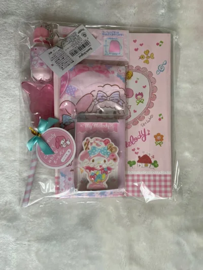 意外收获了田村和三丽鸥的联名款 十分可爱呀 之前国内的预定错过了 樱花妹纸保存的状态超级好 漂洋过海长途跋涉到手还是崭新的 画板镜子做的很有创意 既可以当手机架 也可以当mini梳妆镜放在办公桌面上也不突兀很合适 很期待下一批小可爱