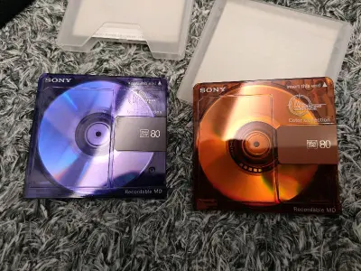 一箱中古md碟收到货了，满满5大盒子，里面很多金碟和xa，非常超值，橙色也都非常好，机器读了几张试了下，秒读无跳音，刻录也好，海淘顺利下车