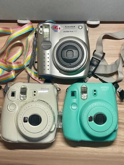 一共是买了三台拍立得，快递物流选择了海运，出乎我的意料，海运也非常快！20天左右我就拿到了，真的很幸运，而且成色也非常新，几乎没有划痕，而且卖家很大方，送了好几盒相纸，非常非常开心！五一假期可以用来拍有意义的照片啦，总而言之，是很愉快的一次购物体验。