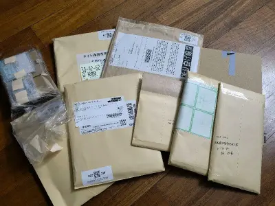 这次纸片居多，骏河屋还是那么让人无语，纸片用纸板+皮筋的打包手法打包……挖煤姬的二次包装比较给力没有伤到