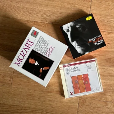这次淘碟最大收获是佩拉西亚的莫扎特钢协全集盒装版。一套22CD全集，环保版经常有而盒装版不太多见。几乎全新的澳版，有一张有细微划痕，测试下实际播放没有影响。肯普夫贝多芬奏鸣曲全集，70年代录音立体声版，据说演绎没有60年代的好，但是因为已经有一套施纳贝尔的单声道全集...
