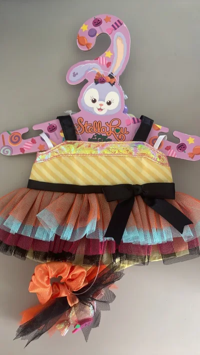 好价买到了星黛露的万圣节着替，还有达菲和玫玫的挂件，东西很好，最近空运速度很快，大概10天左右能收到。