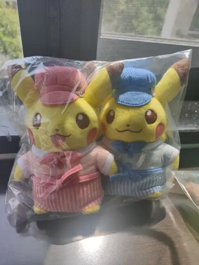 又收到了一大包皮卡丘毛绒，走的是海运。非常喜欢，这次收到的皮卡丘都很甜美可爱，是pokemon cafe咖啡厅系列的。下次还会继续海淘