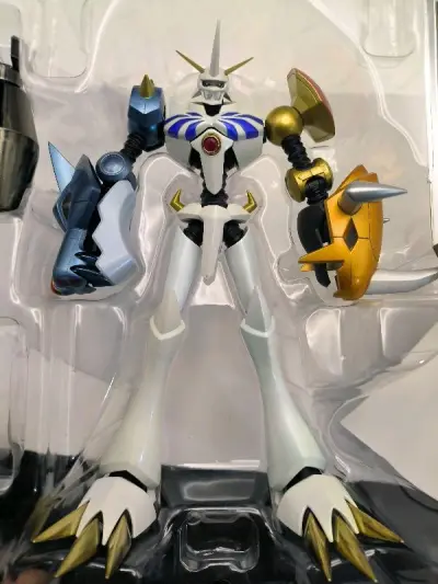 今天收到数码宝贝模型玩具奥米加兽，这凌厉的头雕，喜人的大小，很是喜欢，童年男神之一啊，哈哈，希望能买到它的合体部件，战暴加钢加哈哈，挖煤姬给力