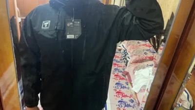 衣服是正品无疑，物流超级快，穿上很保暖，针脚也很密，挡风挡雨，稍微买大一号冬天也可以穿。里面穿保暖的衣服，多次在挖煤姬购买了，正品无疑