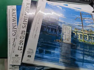 你的名字黑胶再版了，趁机把三套专辑都收了，你的名字竟然是透明的，好看！！天气之子是天空蓝，这波血赚哈哈！！