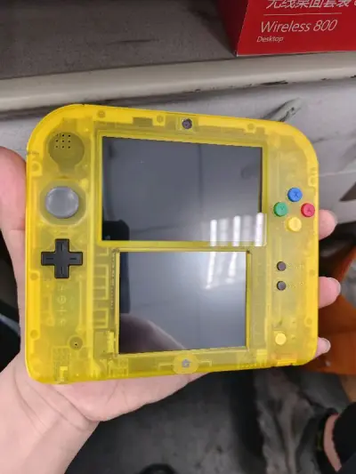 购物流程依旧顺利，从拍下商品到发ep过关到手共耗时一周时间。机器成色很满意，无划痕破损，触笔不松，没有纸品就不纠结啦。2ds按键是传统导电胶，所以按键手感轻，持握也是3ds家族里最轻的，值得收藏。