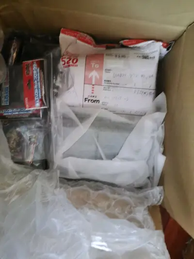 箱子挺大的，有点压了，但还好里面没啥损。卡套品类挺多的，蹲到了一家很划算的卖家，捎了几盒原盒，到时候开了看看手气。