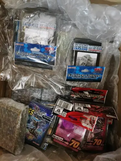 杂七杂八收了很多卡套，单价都挺低的，一包中心卡还送了些卡片，当时买的两盒rc04，价格浮动挺大的，就当收藏了。