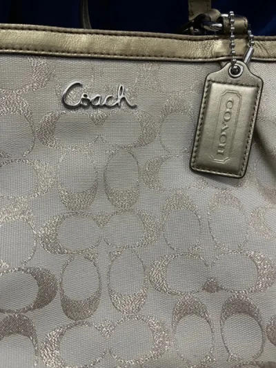 第二次挖煤姬购物体验～淘了两个美丽的包包～成色非常好，品相上佳！包裹得也比较严实，爱上了在挖煤姬淘中古包包～推荐给了身边的朋友噢～