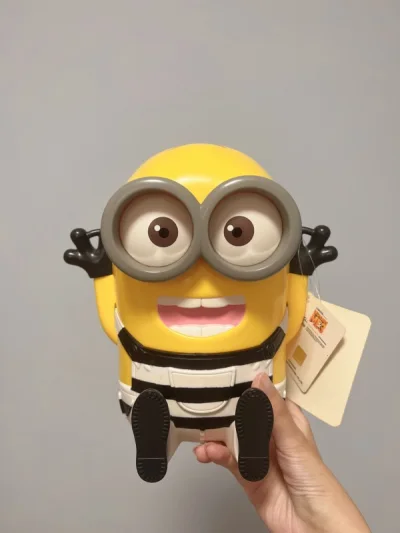 选择的海运，但是很快就到了。有一小块纽扣电池，可以亮灯，但不需要拿出来扔掉。买小黄人最担心磕伤眼眶，也都很完好。包装十分给力。大大好评！