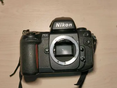 淘了一台尼康f100自动胶片单反相机，功能全好，嘎嘎好用。物流中规中矩不快不慢，包裹得还不错，总体好评。