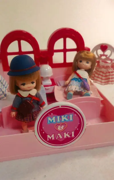 日淘上有些成色很好的芭比价格也很不错，这次我淘到一只黑发芭比扭扭舞，状态非常新，睫毛完整，真的很不错！还淘到几只国内比较冷门的胶皮娃娃，非常可爱，可以说是非常喜欢了！现在没事就想看看挖煤姬有什么好玩的东西出售，有点上头～❤️