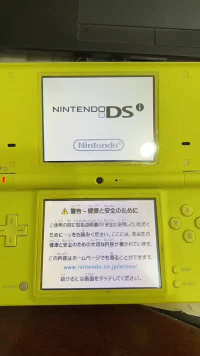 之前只有新大三裸机，这次好不容易蹲到了一台箱说全的新大三设计师限定，立刻秒了，成色很好配件都齐全。另外还蹲到了一台成色95新的ndsi黄色，颜值很耐看，屏幕也不算黄，很满意这次