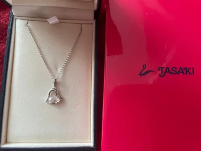 偶然被安利了挖煤姬，抱着试试看的心理入了几个小饰品～这次买了agete和tasaki的项链，还有手作小发圈，几样东西到手以后都非常满意！两条项链都超级美超级新，卖家的包装也很用心，而且煤炉上的价格非常好！
总体来说在挖煤姬上的第一次购物体验非常流畅丝滑！下单以后很快...