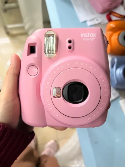 这次买了很多相纸 不过很可惜 卖家有几个相纸弄坏了 但包装很好 粉色的相机很可爱 成色很新 几乎全新了 这次走的ems 大概五天就收到啦