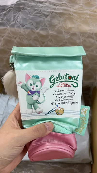 首先东西都很完整，和物品详情图的完全一致。
之前有听说过樱花妹有在瞒伤或进行一些不好的事情。这次购物没有进行一些开箱拍照的附加功能。所以在东西到达手里之前完全是一个盲盒状态。
打开包裹之后东西都很棒，有一位卖家还赠送了小礼物，非常感谢她。
这次遇到的两位卖家都是非常...