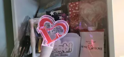 在煤炉上切了20多个手灯和50多张专辑
全程付钱下单很方便
专辑手灯都是亚克力易碎品
本以为在运送中会有损坏
结果都是完好无整的到了我的手里
因为东西比较沉就选择了海运
本以为海运要很久
但是总时长只用了一个月就到了
而且还没被税!
总之这次海淘非常开心!