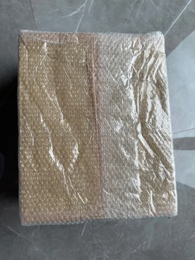 假期最后一天居然收到了，海关放假还上班。这单选择的是ems，速度很快，加上假期也才十天出头。打包的依旧很用心，才发现当时居然选了两重加固。这份特典实在是太好看了，特别是亚克力砖，收了好几份，期待到货。