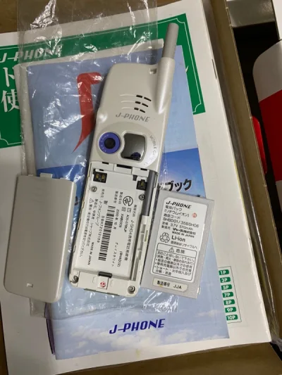 这是我第十七次用挖煤姬海淘日本的东西，搞到了世界上第一台搭载内置的后置摄像头的手机，非常的有收藏价值