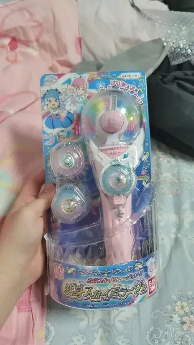 Q娃的超酷光效仙女棒还有假面骑士圣刃很早就发售的PB限定仙女棒都是超好价拿到，快递物流很快，合单审核也越来越快了，快递盒很牢固，以后还会继续支持