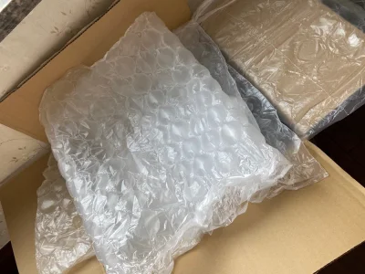 这次到货也很快很顺利
特别是对比另一个找代购寄的ems快递
外包装八角尖尖
里面也都一个个包装的很好
挖煤姬的包装和物流现在真的不错