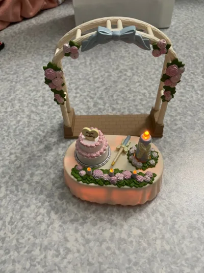 继续买买买各种绝版森贝儿家族。蛋糕店配件好多啊本来觉得可能不齐全，没想到一个个摆出来都全了～其他的婚礼套和树桩学校也很喜欢。满意