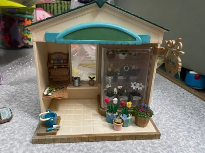 这个花店的配件还是很全的，尽管房子品相一般，但很满意了。冰激凌车和婚礼套也是非常喜欢，配件也都不少，很赞