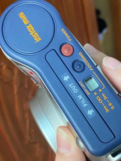 在挖煤姬下单的第五单成功下车！！！还是像往常一样到手没问题！拍立得相机真的很棒成色也很优秀！到手无划痕超级复古很满意～拍照效果也很好！快递物流很快！海淘的快乐谁买谁知道～挖煤姬客服也很给力！态度很棒！有问必答！欢迎大家在挖煤姬购物体验不一样的海淘平台！