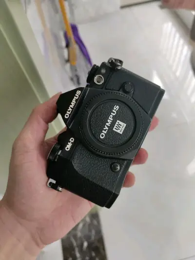 非常幸运地刷到了奥林巴斯em5二代的好价，相机安全地送到手中，非常感谢平台，这次收到的相机成色还行，会好好使用的