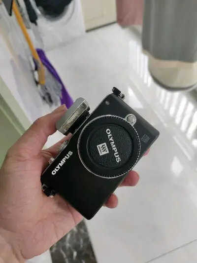 奥林巴斯epl3相机非常小巧，非常轻薄，无负担，感谢平台，让我买到了心仪的好物，可以开心地出去旅游了哈哈