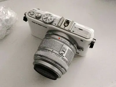 奶白色的奥林巴斯epl3，颜值非常高的一款小相机呀，好开心在平台刷到这台相机，物流也非常靠谱，再次感谢平台