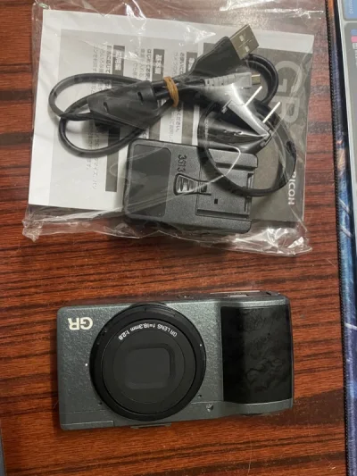 赶在了五一之前到了，很惊喜；
机子功能完好，成色整体也很新，快门数也很少，
作为gr初代属实有点难得….