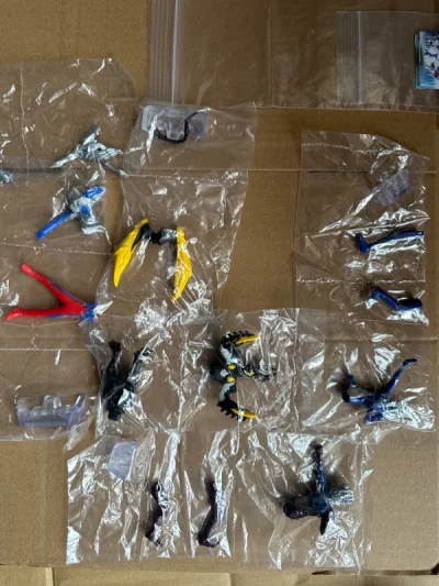 哇，又收到了这么多好看的龙珠迷你小手办，是真爱的不行，造型很好，物流速度也很快，只是不能使用竹蜻蜓专线，因为量太多，只能用一般空运了，希望以后能增大发货量方便我们这类买的多体积又小的东西买家，继续支持挖煤姬，yeah